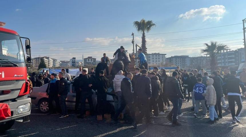 K&uuml;tahyaspor taraftarı, kazada yaralı s&uuml;r&uuml;c&uuml;n&uuml;n yardımına koştu