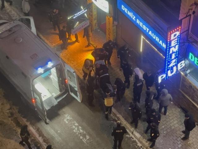 Elazığ&rsquo;da eğlence mekanında bı&ccedil;aklı ve sopalı kavga: 4 yaralı