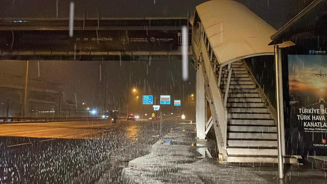 İstanbul beyaza b&uuml;r&uuml;nd&uuml;! İşte kar manzaraları 4