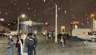 İstanbul beyaza b&uuml;r&uuml;nd&uuml;! İşte kar manzaraları
