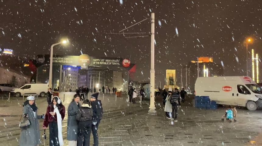 İstanbul beyaza b&uuml;r&uuml;nd&uuml;! İşte kar manzaraları