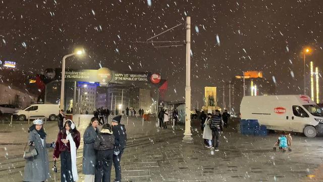 İstanbul beyaza büründü! İşte kar manzaraları