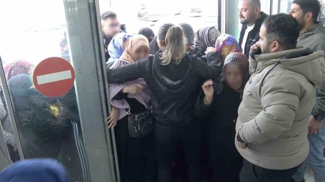 İndirimi duyan dondurucu soğukta saatlerce bekledi: Bursa&rsquo;da 100 liralık alışveriş izdihamı 4