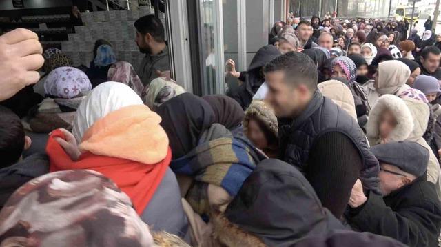 İndirimi duyan dondurucu soğukta saatlerce bekledi: Bursa&rsquo;da 100 liralık alışveriş izdihamı 2