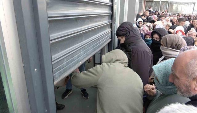 İndirimi duyan dondurucu soğukta saatlerce bekledi: Bursa&rsquo;da 100 liralık alışveriş izdihamı 1