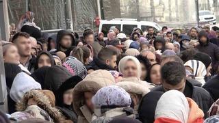 Son dakika: İndirimi duyan dondurucu soğukta saatlerce bekledi: Bursa&rsquo;da 100 liralık alışveriş izdihamı