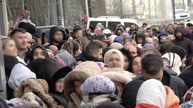 İndirimi duyan dondurucu soğukta saatlerce bekledi: Bursa’da 100 liralık alışveriş izdihamı