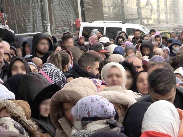 İndirimi duyan dondurucu soğukta saatlerce bekledi