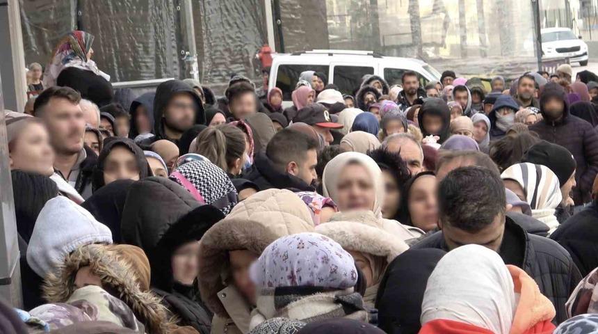 İndirimi duyan dondurucu soğukta saatlerce bekledi: Bursa&rsquo;da 100 liralık alışveriş izdihamı