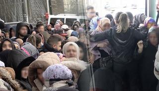 Fiyatı duyan akın etti! Soğukta uzun kuyruk: Aynı anda girmeye &ccedil;alıştılar