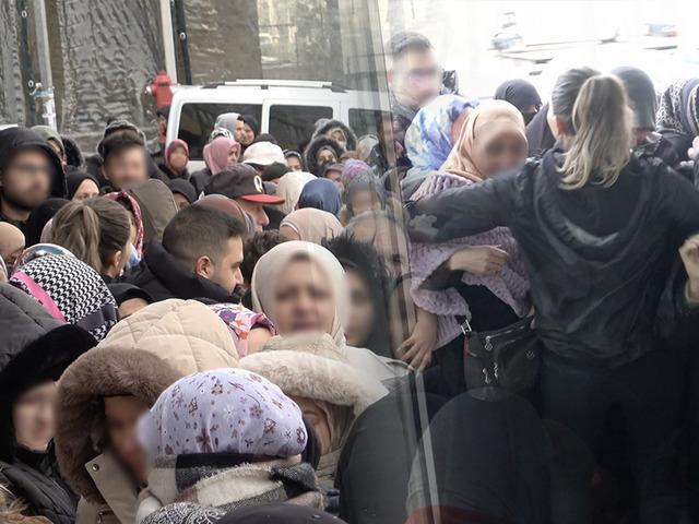 Fiyatı duyan akın etti! Soğukta uzun kuyruk: Aynı anda girmeye &ccedil;alıştılar