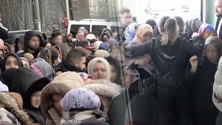 Fiyatı duyan akın etti! Soğuk havada uzun kuyruk: Aynı anda girmeye çalıştılar