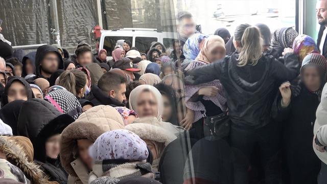 Fiyatı duyan akın etti! Soğuk havada uzun kuyruk: Aynı anda girmeye çalıştılar