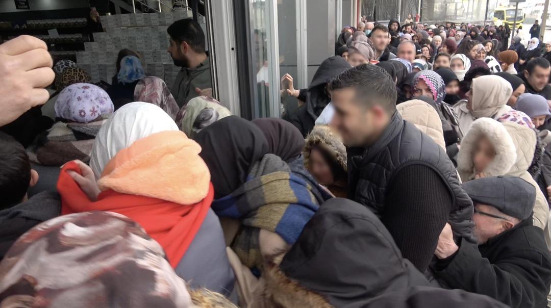 Fiyatı duyan akın etti! Soğuk havada uzun kuyruk: Aynı anda girmeye &ccedil;alıştılar 2