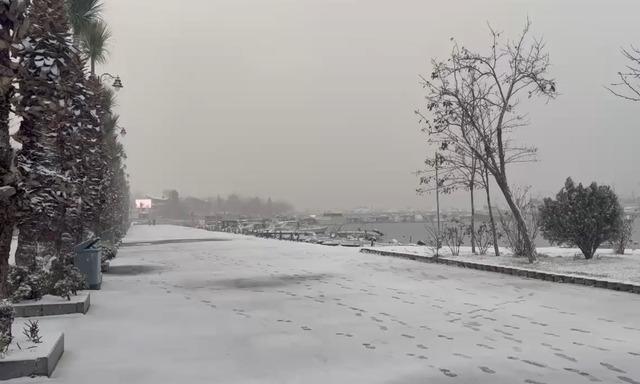 Silivri g&uuml;ne kar yağışı ile başladı 1