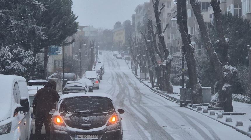 Silivri g&uuml;ne kar yağışı ile başladı