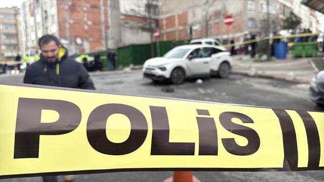 İstanbul un ortasında kalaşnikoflu pusu! G&uuml;peg&uuml;nd&uuml;z siyah otomobilden inip taradılar 3