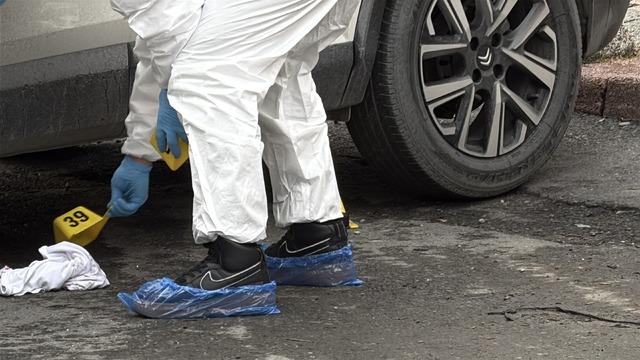 İstanbul un ortasında kalaşnikoflu pusu! G&uuml;peg&uuml;nd&uuml;z siyah otomobilden inip taradılar 8