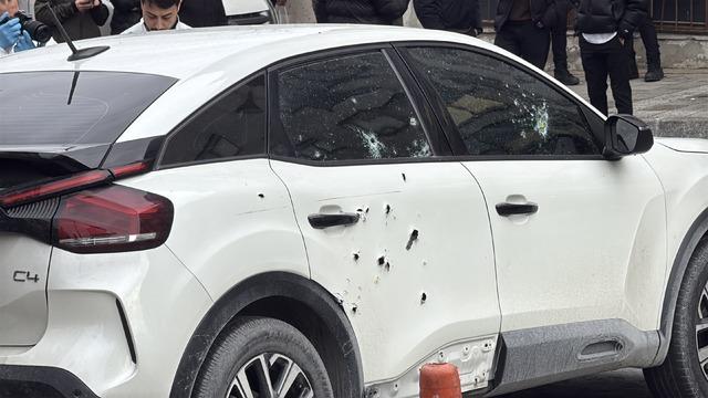 İstanbul un ortasında kalaşnikoflu pusu! G&uuml;peg&uuml;nd&uuml;z siyah otomobilden inip taradılar 9