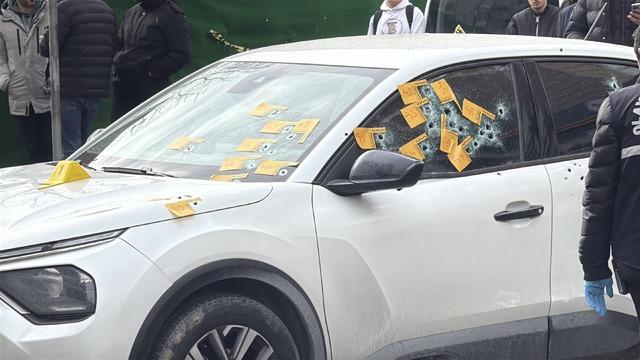 İstanbul un ortasında kalaşnikoflu pusu! G&uuml;peg&uuml;nd&uuml;z siyah otomobilden inip taradılar 10