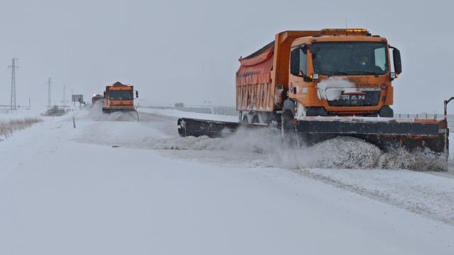 Karayolları ekipleri karla m&uuml;cadele i&ccedil;in seferber oldu 5