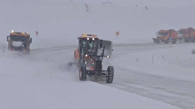 Karayolları ekipleri karla m&uuml;cadele i&ccedil;in seferber oldu 2