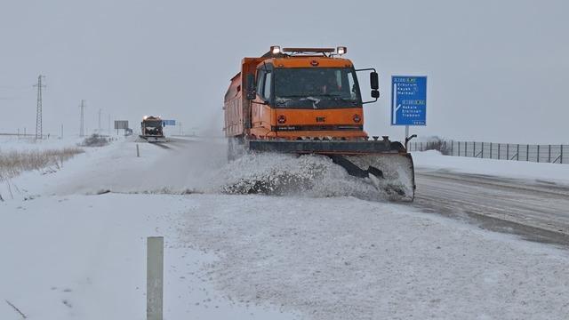 Karayolları ekipleri karla m&uuml;cadele i&ccedil;in seferber oldu 1