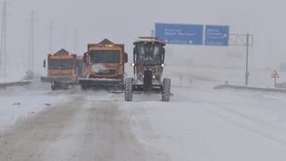 Son dakika: Karayolları ekipleri karla m&uuml;cadele i&ccedil;in seferber oldu