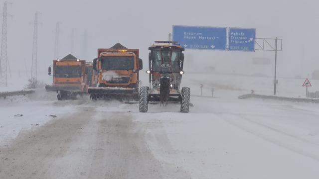 Karayolları ekipleri karla mücadele için seferber oldu