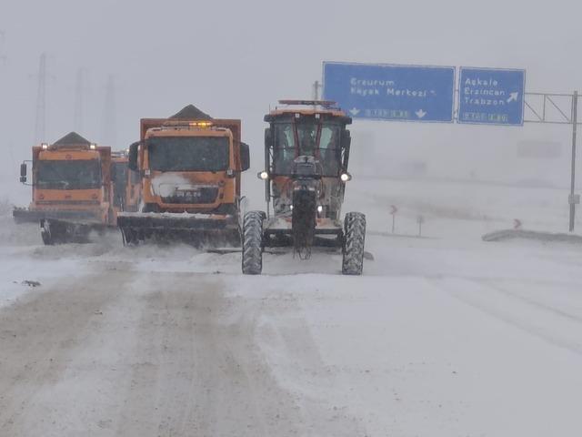 Karayolları ekipleri karla m&uuml;cadele i&ccedil;in seferber oldu