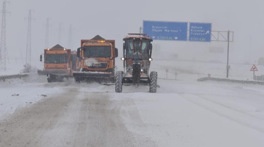 Karayolları ekipleri karla m&uuml;cadele i&ccedil;in seferber oldu