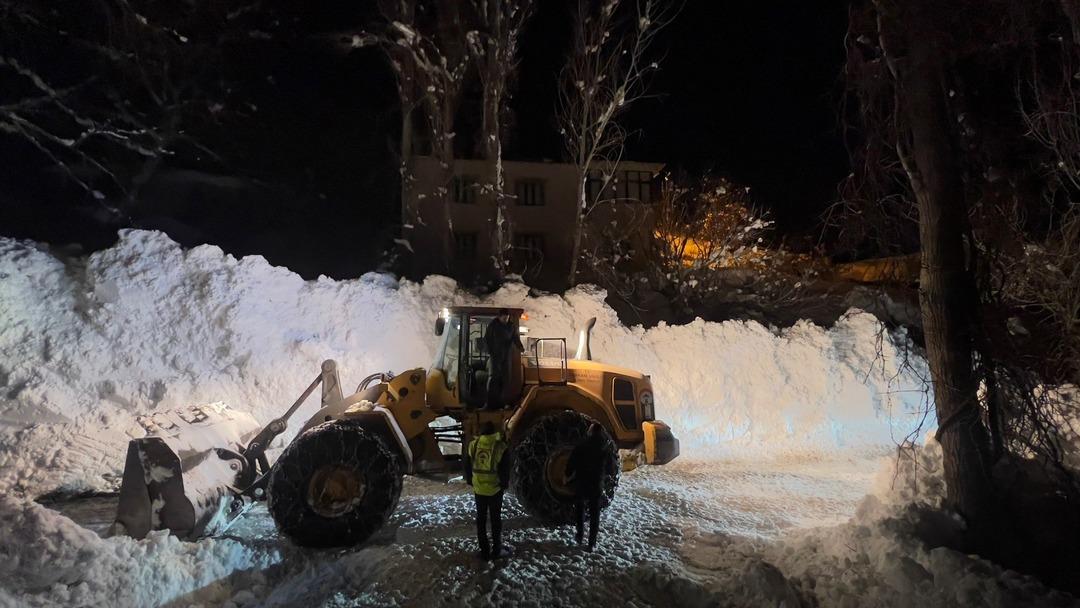 Kardan bir mağara gibi: Metrelerce y&uuml;kseklikteki &ccedil;ığ k&uuml;tleleri hayatı durdurdu 6