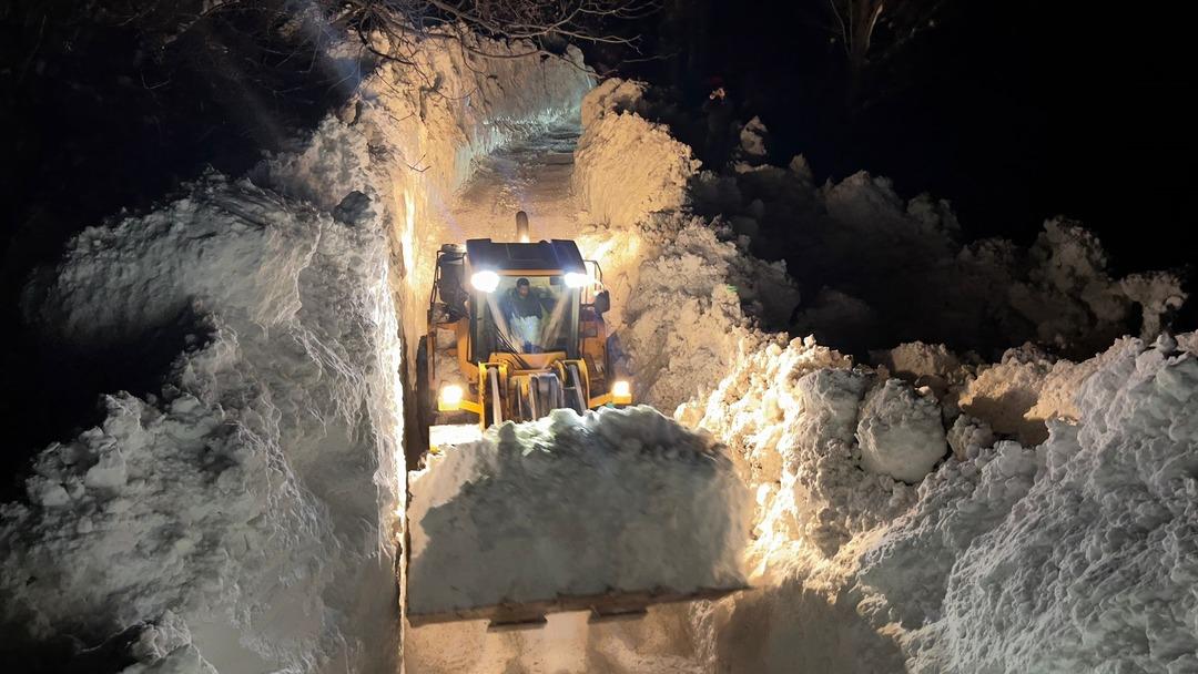 Kardan bir mağara gibi: Metrelerce y&uuml;kseklikteki &ccedil;ığ k&uuml;tleleri hayatı durdurdu 5