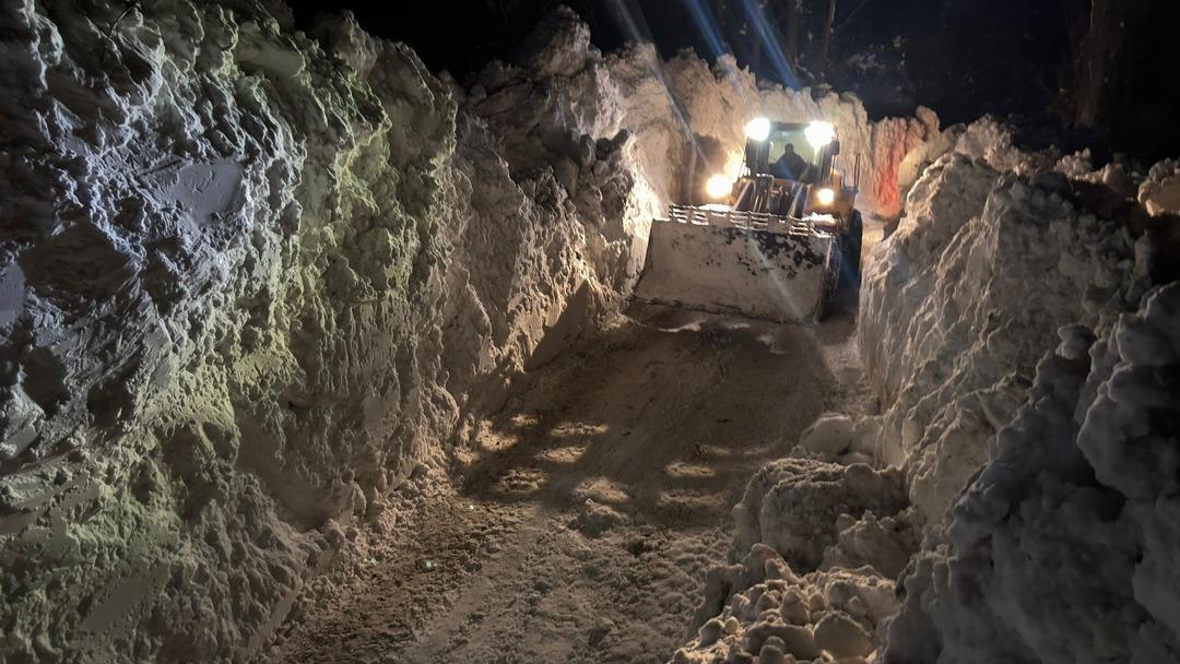 Kardan bir mağara gibi: Metrelerce y&uuml;kseklikteki &ccedil;ığ k&uuml;tleleri hayatı durdurdu 4