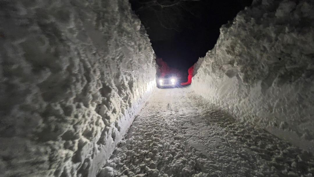 Kardan bir mağara gibi: Metrelerce y&uuml;kseklikteki &ccedil;ığ k&uuml;tleleri hayatı durdurdu 3