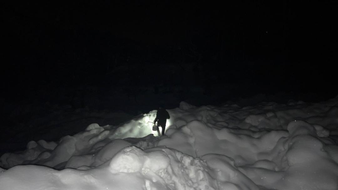 Kardan bir mağara gibi: Metrelerce y&uuml;kseklikteki &ccedil;ığ k&uuml;tleleri hayatı durdurdu 2