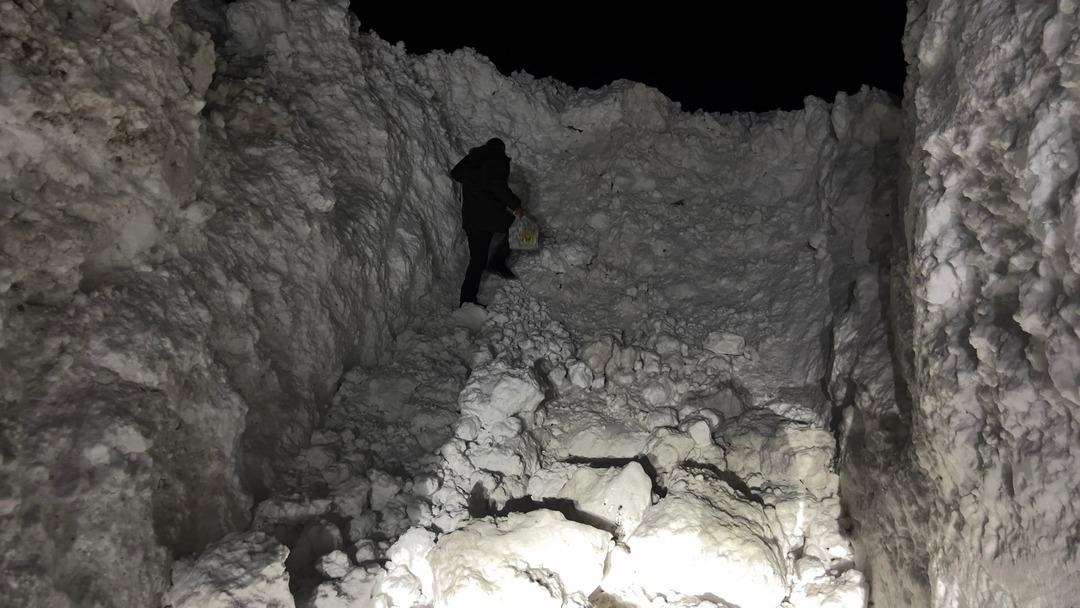 Kardan bir mağara gibi: Metrelerce y&uuml;kseklikteki &ccedil;ığ k&uuml;tleleri hayatı durdurdu 1