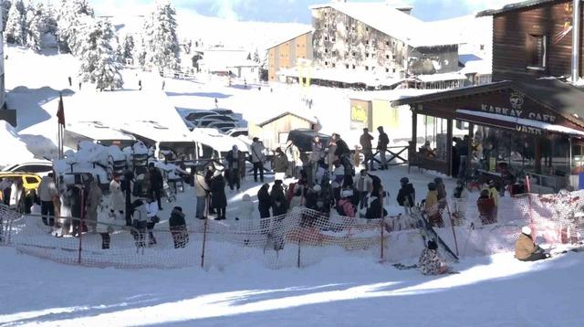 Hem s&ouml;mestr hem hafta sonu olunca Uludağ&rsquo;a akın ettiler 2