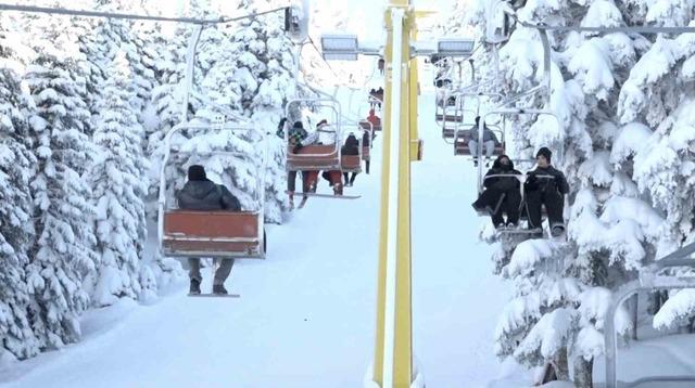 Hem s&ouml;mestr hem hafta sonu olunca Uludağ&rsquo;a akın ettiler 1