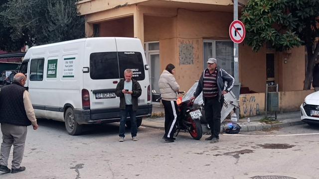 Manavgat&rsquo;ta kamyonet ile motosiklet &ccedil;arpıştı: 1 yaralı 1