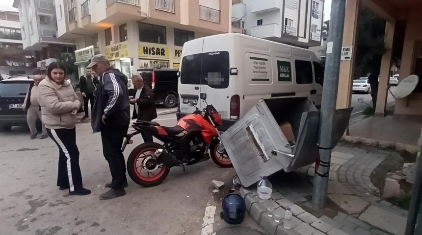 Manavgat&rsquo;ta kamyonet ile motosiklet &ccedil;arpıştı: 1 yaralı