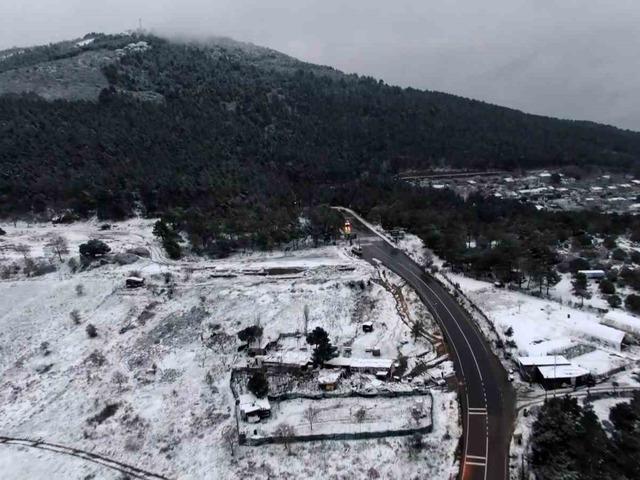 Karla kaplanan Aydos havadan g&ouml;r&uuml;nt&uuml;lendi
