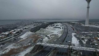 Son dakika: Beylikd&uuml;z&uuml; kar yağışı sonrası havadan g&ouml;r&uuml;nt&uuml;lendi