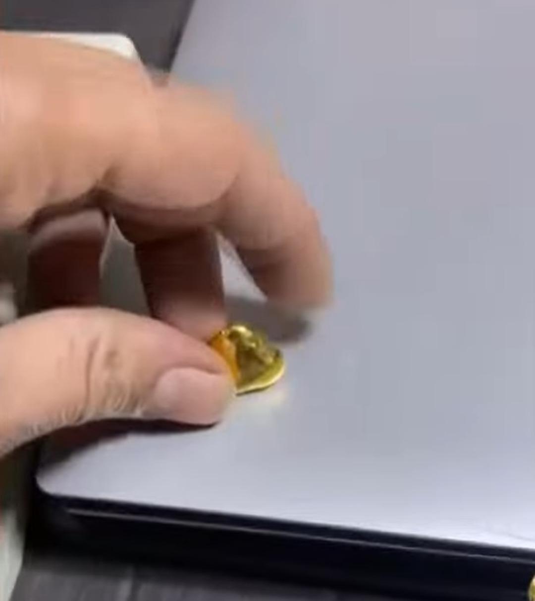 Altın deposu &ccedil;ıktı: &Ccedil;&ouml;pe atılanları topladı! Kuyumcuya getirdi, 275 bin TL aldı 1