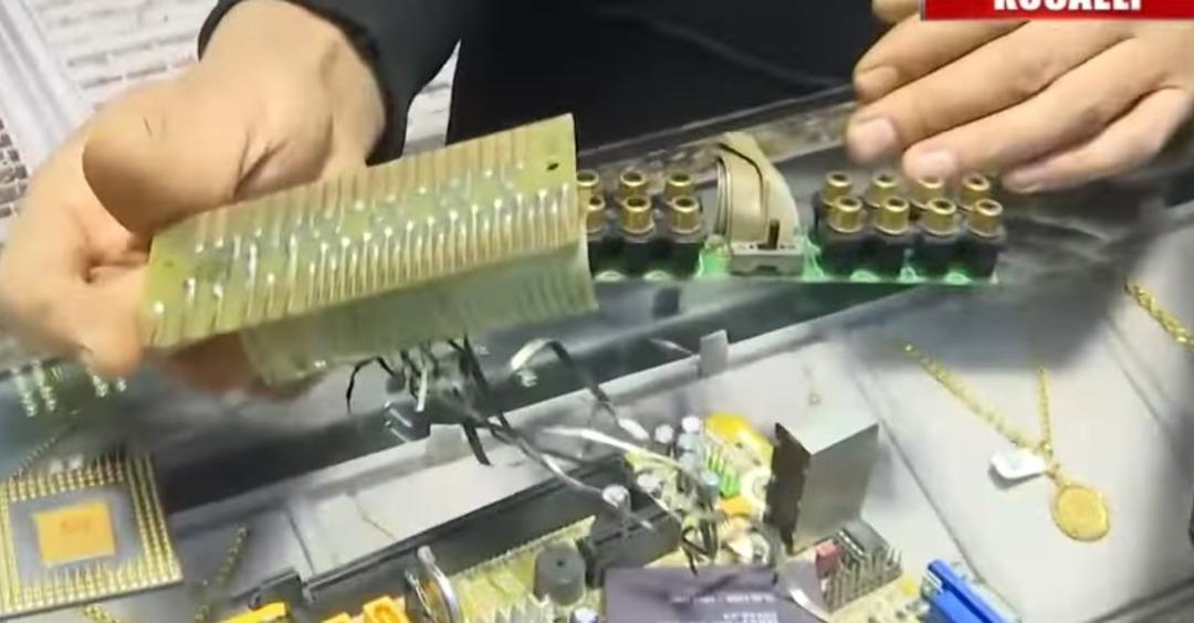 Altın deposu &ccedil;ıktı: &Ccedil;&ouml;pe atılanları topladı! Kuyumcuya getirdi, 275 bin TL aldı 3