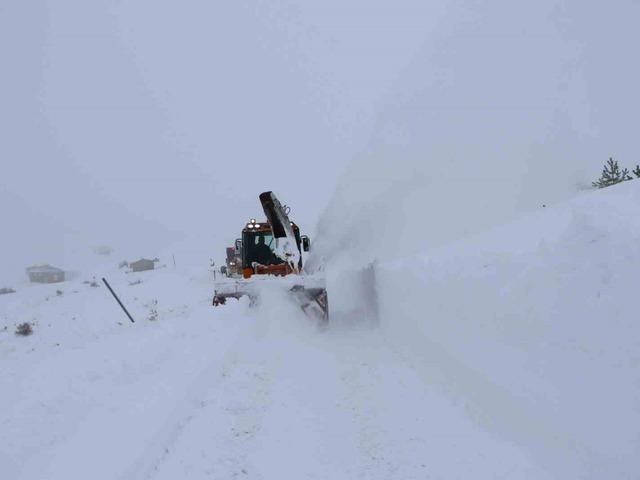 Elazığ&rsquo;da kapalı k&ouml;y yollarında &ccedil;alışmalar s&uuml;r&uuml;yor