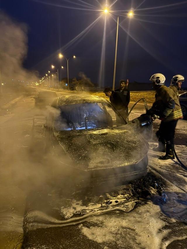 Hatay&rsquo;da otomobil alevlere teslim oldu 1