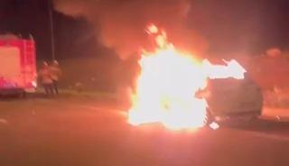 Hatay&rsquo;da otomobil alevlere teslim oldu