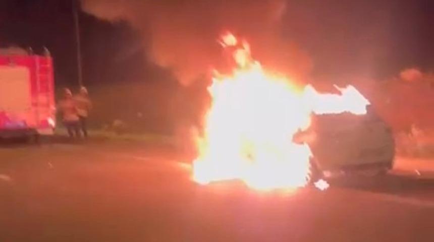 Hatay&rsquo;da otomobil alevlere teslim oldu