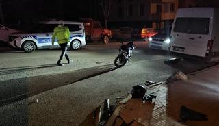&Ccedil;orum'da motosiklet otomobille &ccedil;arpıştı: 2 yaralı